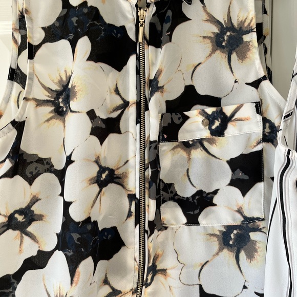 2 Sleeveless Blouse - Picture 5 of 5